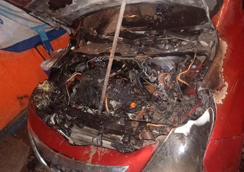 ¡SE PRENDE AUTOMÓVIL EN COCHERA EN PLAYA LINDA!