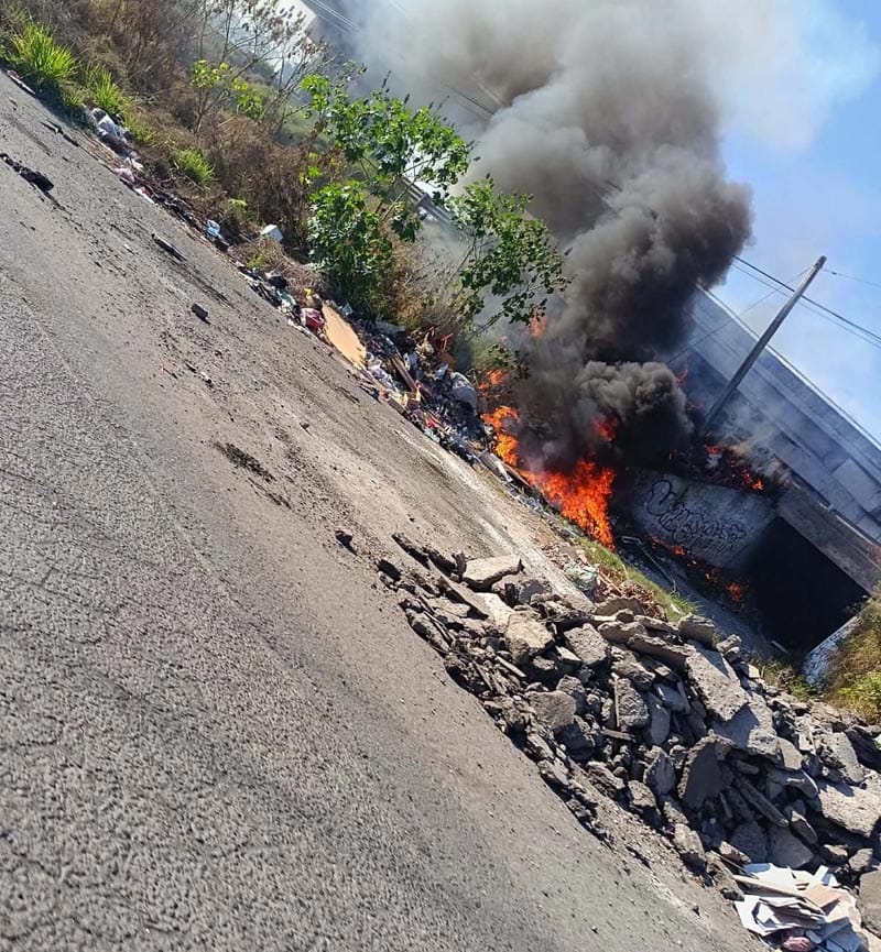 ¡SE QUEMA PASTIZAL Y TIRADERO DE BASURA EN RÍO MEDIO!