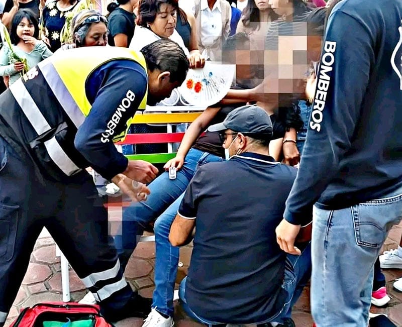 ¡SE ROMPE LA CABEZA FRENTE A LA IGLESIA!