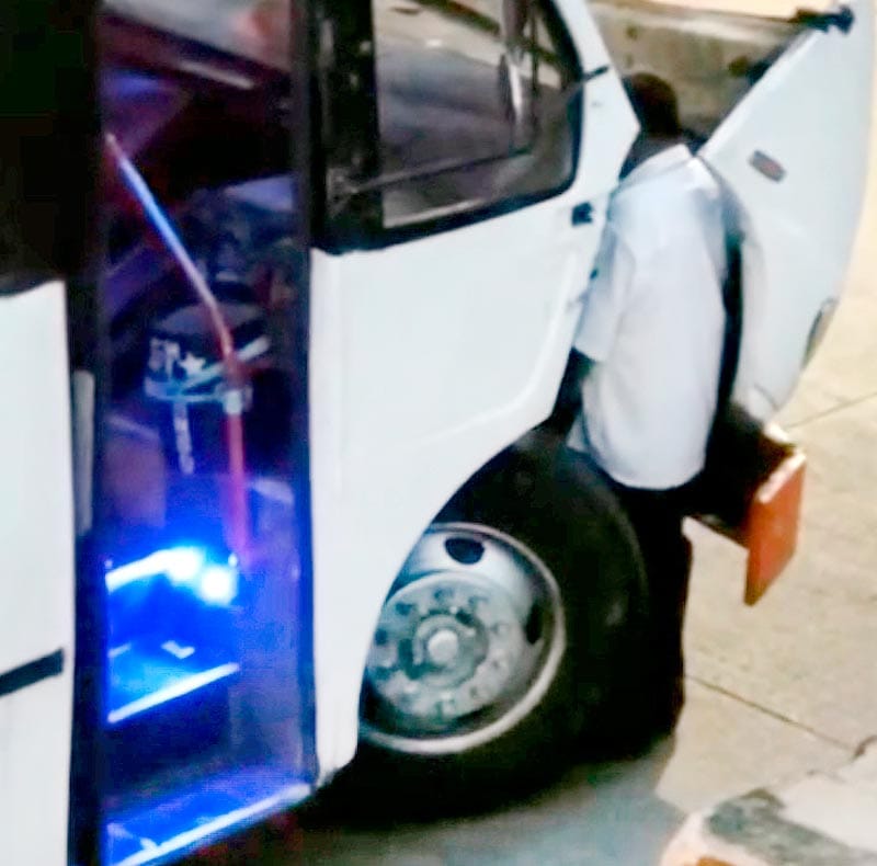 ¡CHOFER DE URBANO PARÓ TRÁFICO PARA HACER PIPÍ!