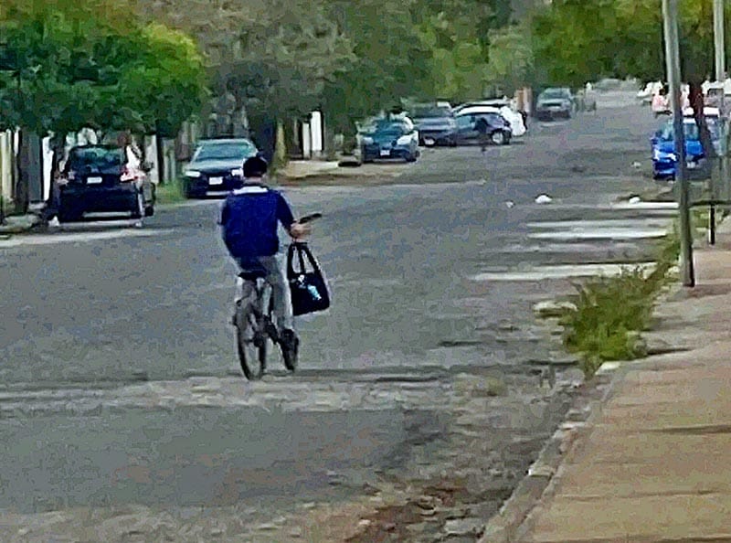 ¡CICLISTA DA “BOLSAZO” A DOÑITA EN PALMAS COYOL!