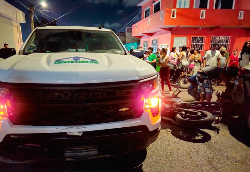 ¡CAMIONETA DE CFE EMBISTE A JOVENCITO MOTOCICLISTA!