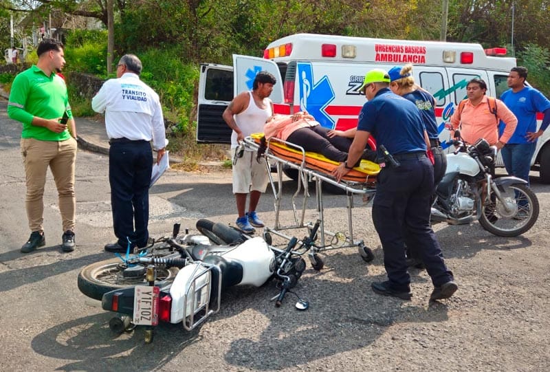 ¡MUJER MOTOCICLISTA ARROLLADA POR CAMIONETA REPARTIDORA DE AGUA!