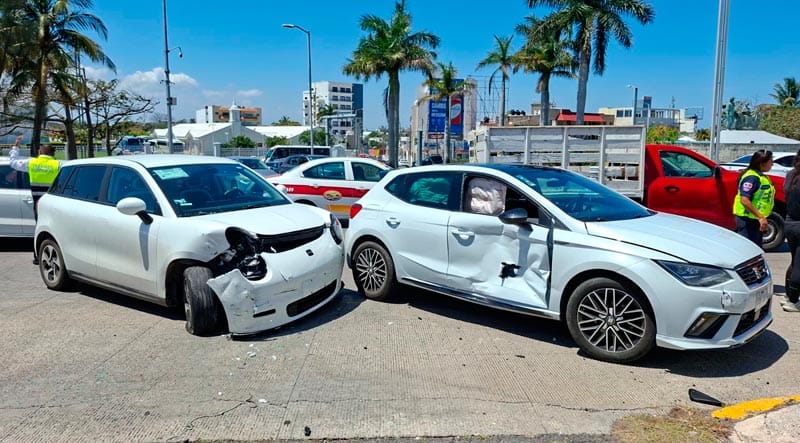 ¡CARAMBOLAZO DE 100 MIL PESOS! - CHOCAN TRES VEHICULOS FRENTE AL HOTEL MOCAMBO EN BOCA DEL RÍO