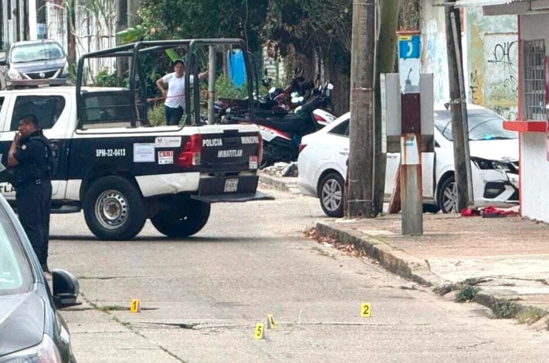 ¡JOVENES BALEADOS EN MINATITLAN! - JUNTO A LOS HERIDOS ESTABA UNA MOTOCICLETA VOLCADA EN LA QUE VIAJABAN LAS VÍCTIMAS