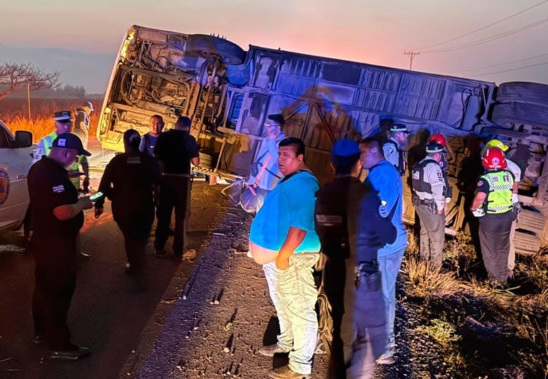 ¡TRAGEDIA EN LA CARRETERA! - PIERDEN LA VIDA MAMÁ Y SU PEQUEÑA HIJA EN AUTOBÚS VOLCADO