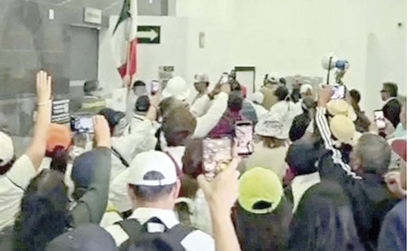 ¡INTENTAN JUBILADOS INGRESAR A CÁMARA DE DIPUTADOS!