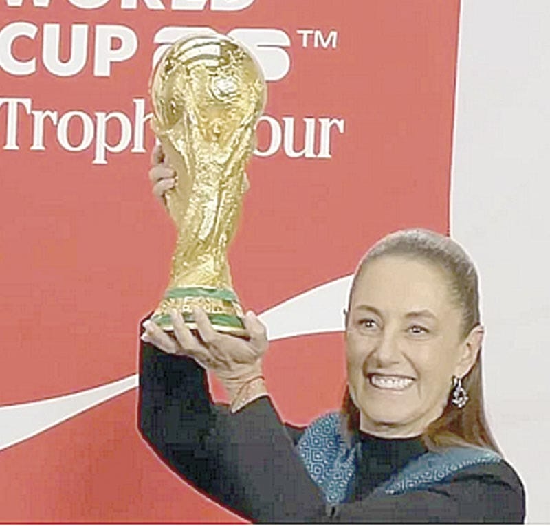 ¡SHEINBAUM LEVANTA LA COPA DEL MUNDO!