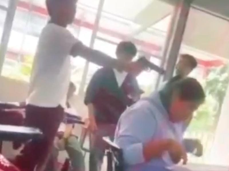 ¡ESTUDIANTE APUNTA CON UN ARMA A LA CABEZA DE SU COMPAÑERA!