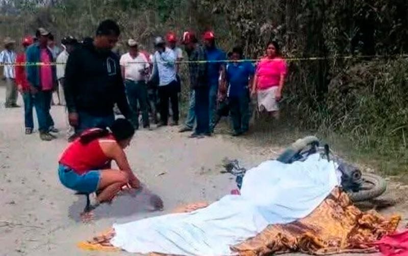 ¡MUEREN MENORES EN MOTOCICLETA ARROLLADOS POR CAMIÓN CAÑERO!