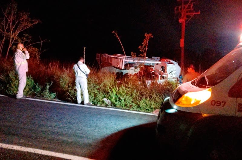 ¡VEHÍCULO DE LA CFE SALIÓ VOLANDO DE LA CARRETERA “COSTERA DEL GOLFO”!