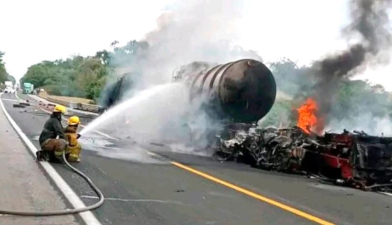 ¡CHOCA Y SE QUEMA TRÁILER CISTERNA EN LA AUTOPISTA!