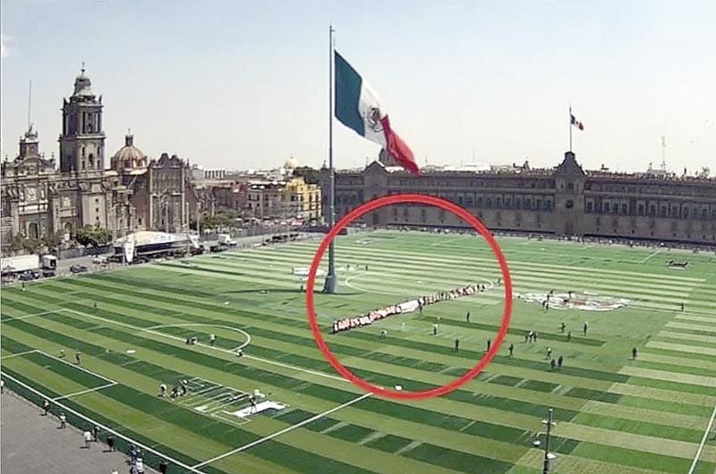 ¡IRRUMPE EL CNTE EN LA MEGA CANCHA DE FUTBOL!