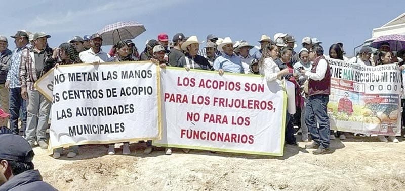 ¡RECLAMAN PRODUCTORES EN ACTO DE CSP Y ABUCHEAN A MONREAL!
