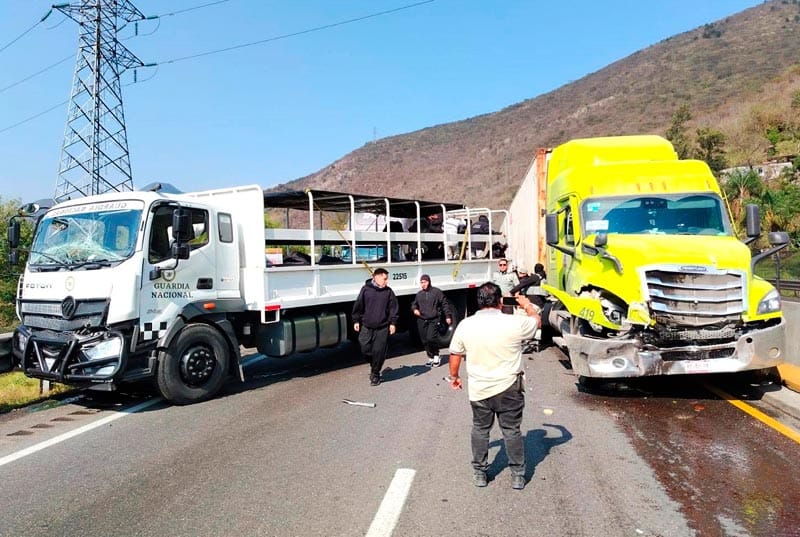 ¡TRÁILER EMBISTIÓ A CAMIÓN DE LA GUARDIA NACIONAL EN LA AUTOPISTA!