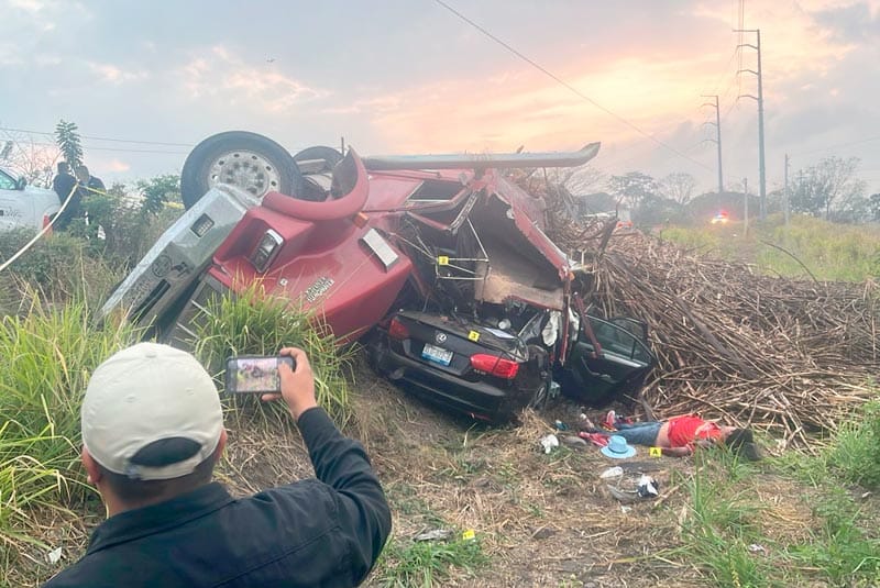 ¡APLASTADOS POR CAMIÓN CAÑERO!