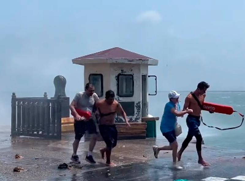 ¡RESCATAN A FAMILIA DE JALISCO ATRAPADA POR VIOLENTO OLEAJE!