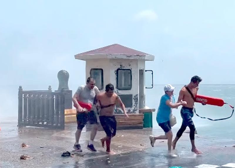 ¡LOS RESCATAN! - A CUATRO TURISTAS