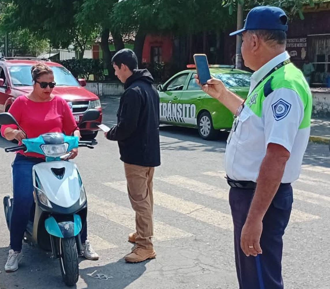 ¡CONDUCTOR BORRACHÍN Y SU CAMIONETA TERMINAN FUERA DEL CAMINO!