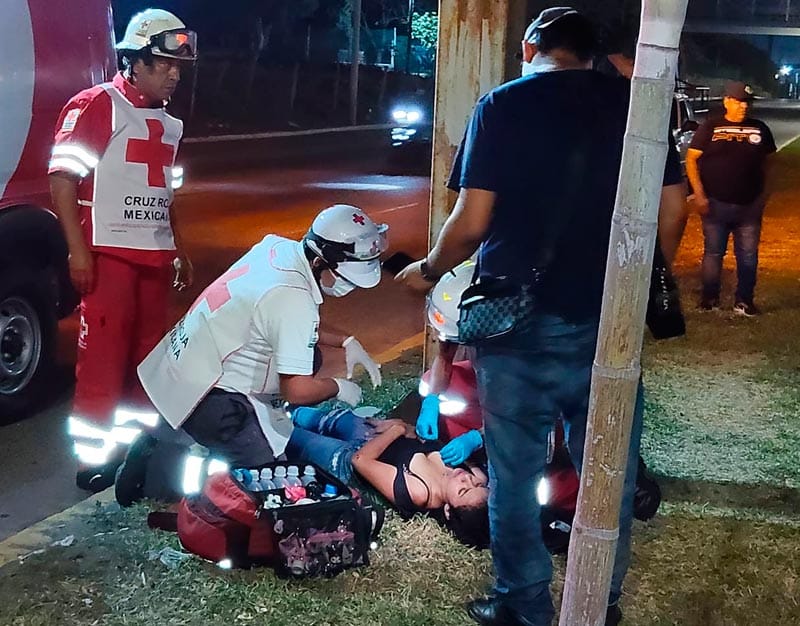 ¡MUJER MOTOCICLISTA HERIDA EN DERRAPÓN!