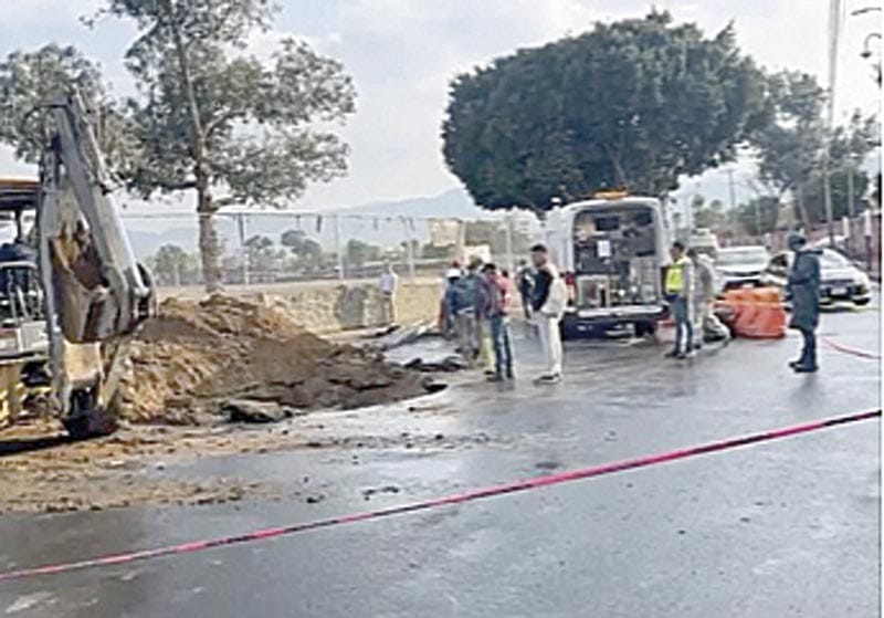 ¡SE ABRE SOCAVÓN EN LA ZONA DEL ESTADIO AZTECA!
