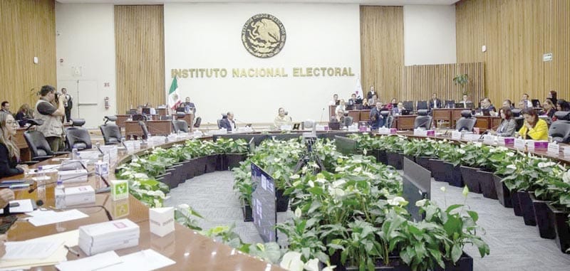 ¡SALEN TRES CONSEJEROS DEL INE!