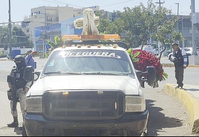 ¡FLORES Y MILITARES: EN EL FUNERAL DE  “EL MENCHO”!