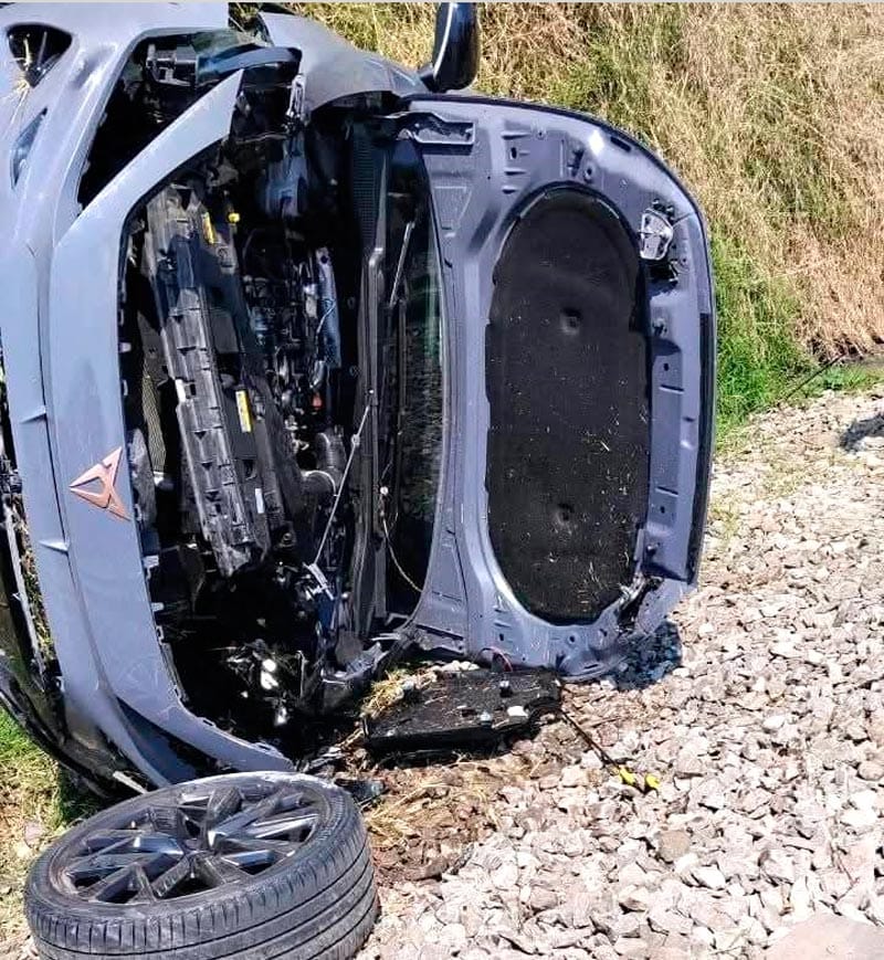 ¡IBAN VOLANDO EN LA AUTOPISTA Y CAYERON EN LAS VÍAS DEL TREN!