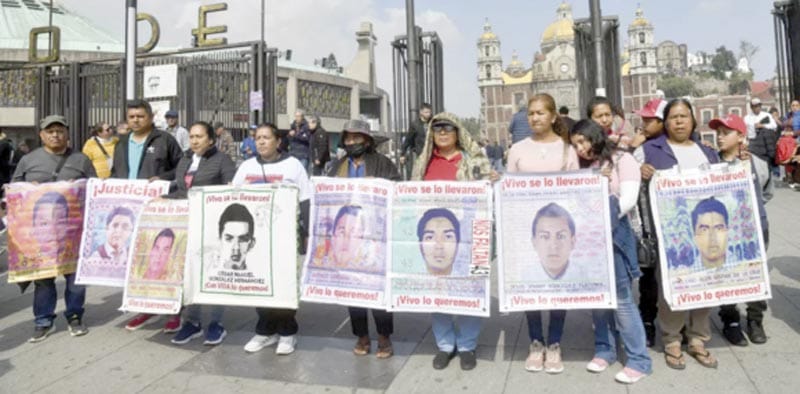 ¡PADRES DE LOS 43 RECORREN FUNERARIA CATEADA DE IGUALA!