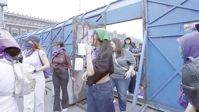 ¡TRASPASA GRUPO DE MUJERES VALLA FRENTE A CATEDRAL!