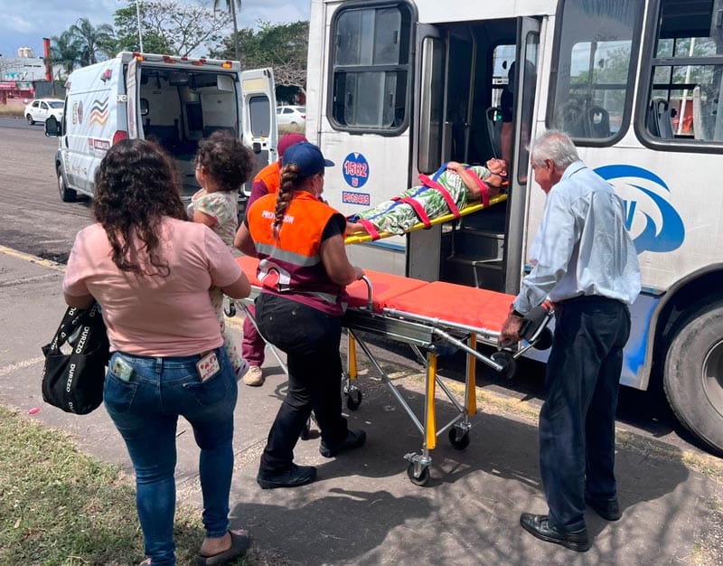 ¡CAMIÓN DE PASAJE BRINCA TOPE Y DEJA ABUELITA HERIDA!