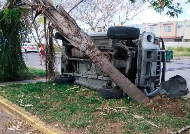 ¡CAMIONETA DIO VOLTERETAS Y VOLCÓ EN PUENTE MORENO!