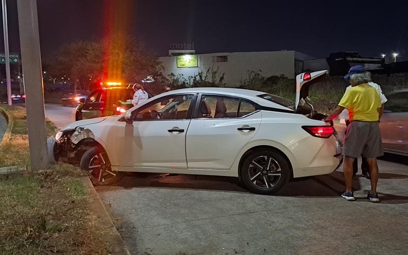 ¡ADULTO MAYOR COLISIONA CONTRA CAMELLÓN EN EL BULEVAR FIDEL VELÁZQUEZ!