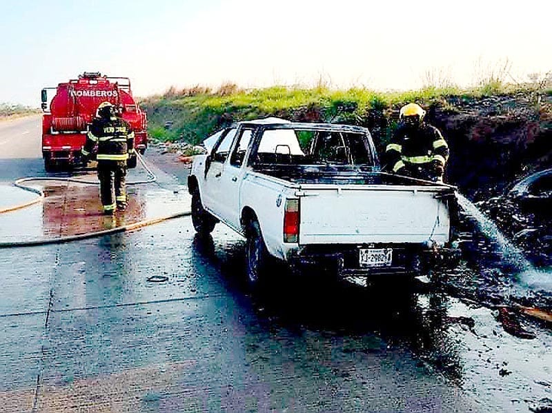 ¡CAMIONETA CHAMUSCADA EN EL KILÓMETRO 13.5!