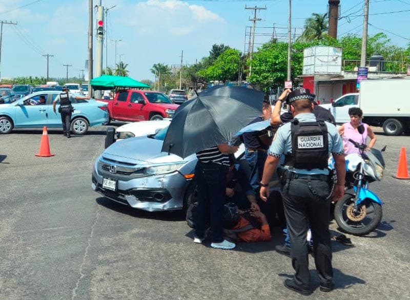 ¡SE PASA EL SEMÁFORO EN ROJO Y LO IMPACTÓ AUTO JAPONÉS!