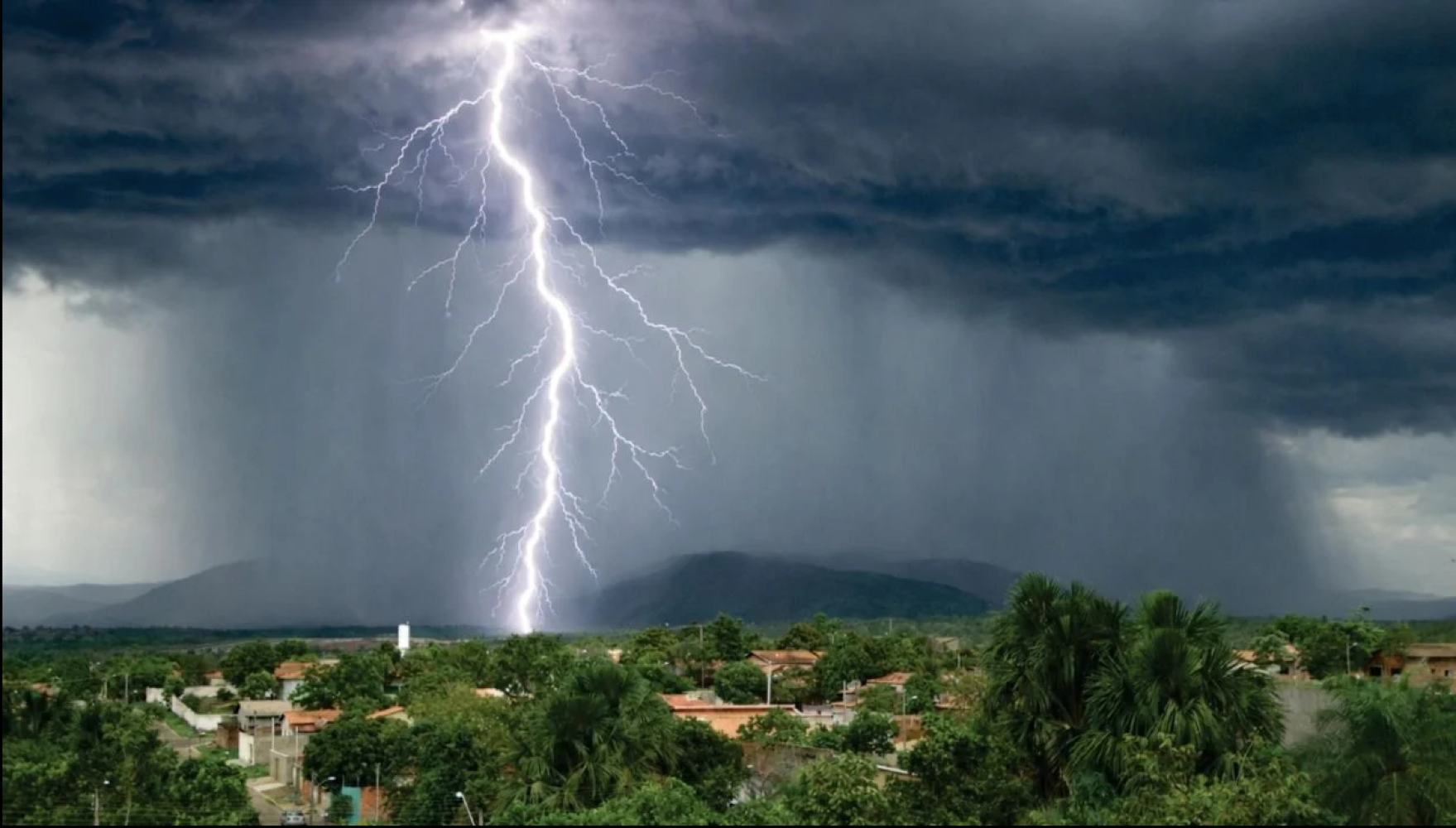 ¡UN RAYO MATA A 3 HERMANOS EN UN CULTIVO EN OAXACA!