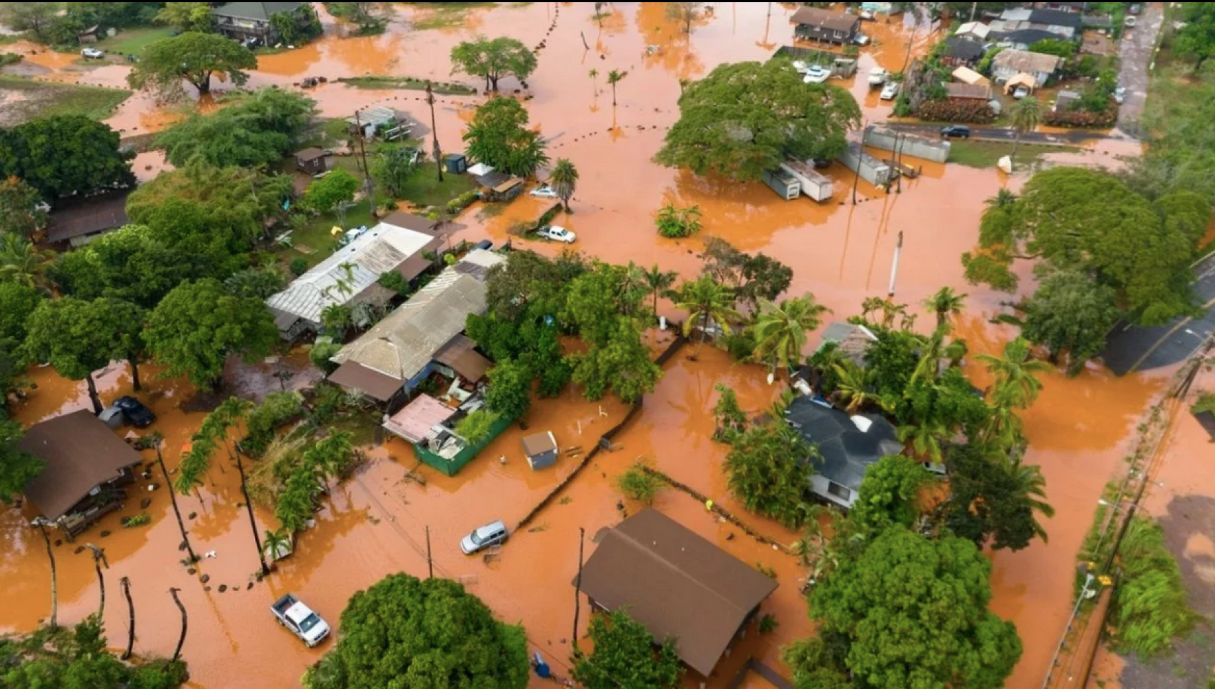 ¡LAS PEORES INUNDACIONES EN HAWÁI EN 20 AÑOS AMENAZAN UNA PRESA Y PROVOCAN EVACUACIONES!