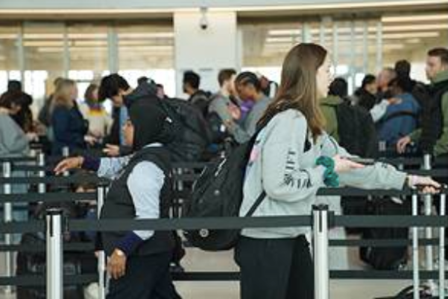 ¡ACECHAN LARGAS FILAS A AEROPUERTOS DE EU!