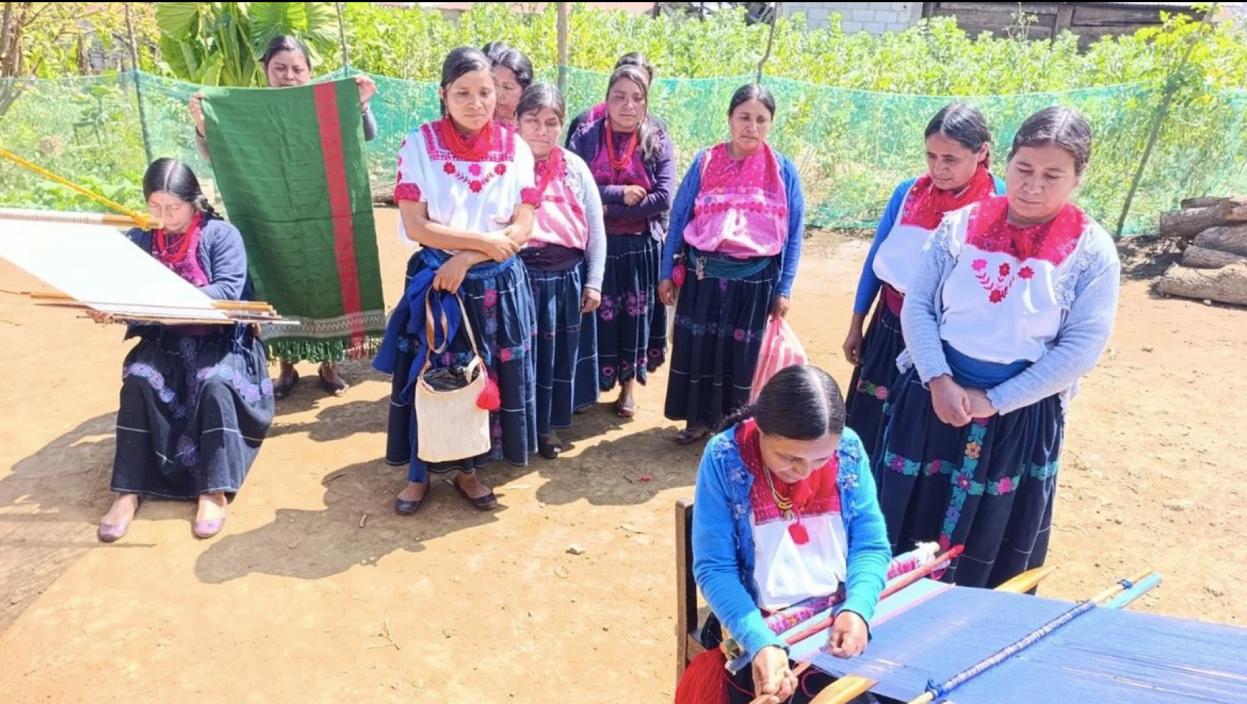 ¡EXIGEN LAS ARTESANAS TSOTSILES PAGO DE MÁS DE 500 MIL PESOS A PROMOTOR DE MODA POR ADEUDO!