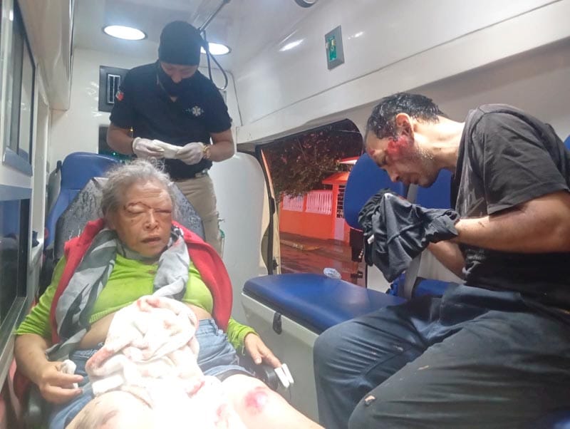 ¡MAMÁ Y SU HIJO ARROLLADOS POR MOTOCICLISTA EN CHIVERÍA!