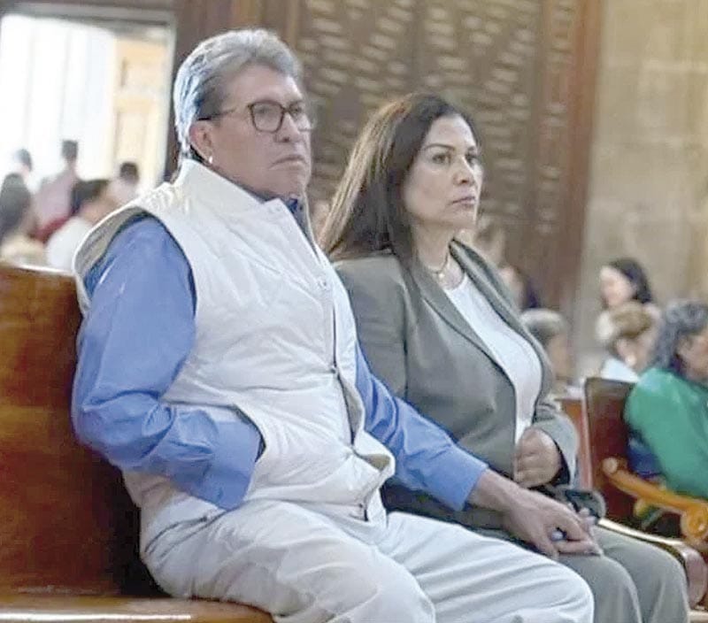 ¡CREA POLÉMICA FOTO DE MONREAL EN IGLESIA!