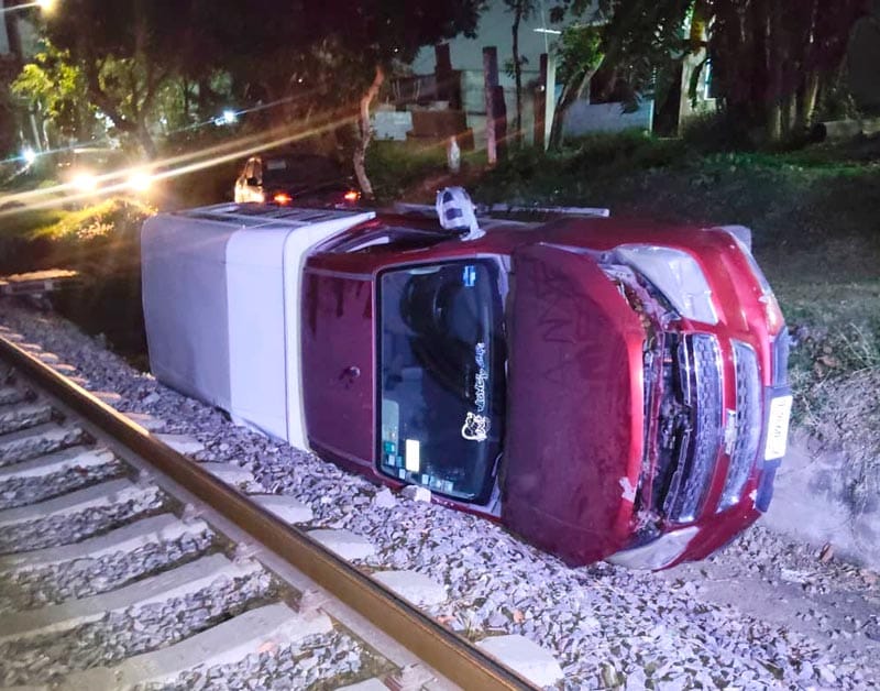 ¡SE VOLTEÓ CAMIONETA EN LAS VÍAS DEL TREN DE TEJERÍA!
