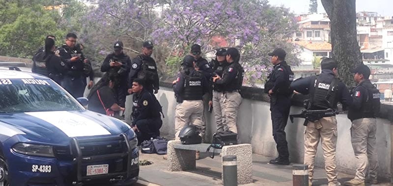 ¡SALVAN A MUJER DE AVENTARSE DEL PUENTE XALLITIC EN XALAPA!