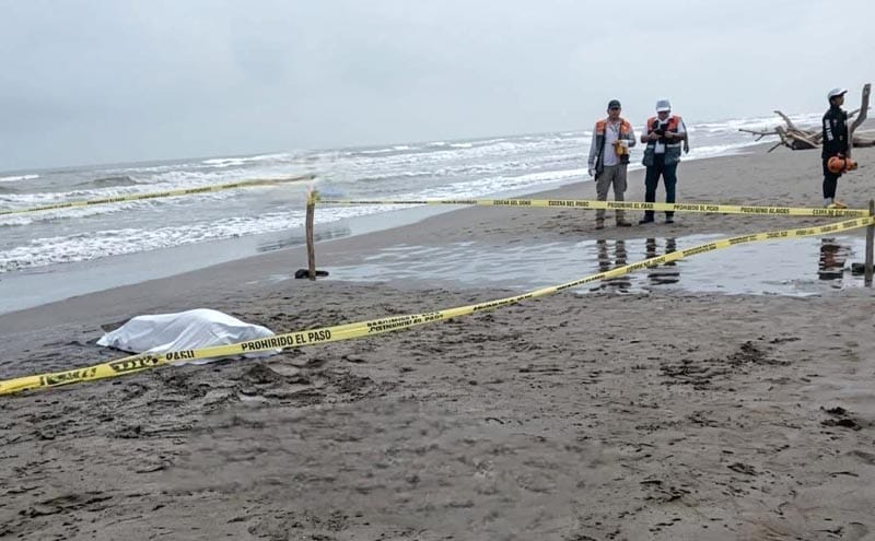 ¡PIERDE LA VIDA TURISTA JALADO POR EL MAR EN COSTA ESMERALDA!