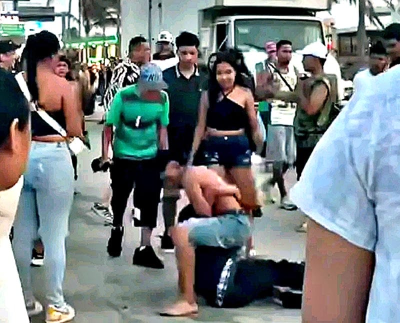 ¡SE AGARRAN A COCOTAZOS EN EL BULEVAR!