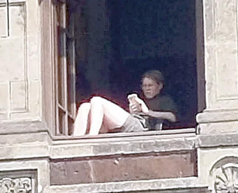 ¡FLORENCIA FRANCO ES LA ALTA FUNCIONARIA DE HACIENDA QUE TOMÓ EL SOL EN VENTANA DE PALACIO NACIONAL!