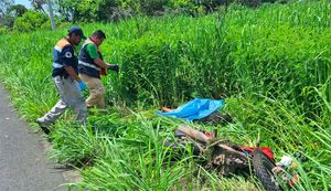 ¡MOTOCICLISTA DERRAPA Y SE MATA EN LA CARRETERA!