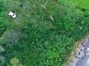 ¡JOVEN SE ARROJA DEL PUENTE METLAC! -Encuentran su Cuerpo en las Rocas del Rio