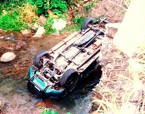 ¡PATRULLA CAYÓ A UN RÍO EN TEZONAPA! -Dos Oficiales de la Fuerza Civil Lesionados