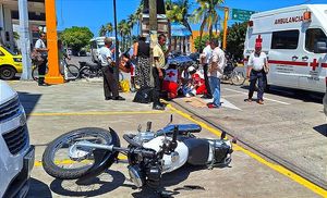 ¡HACEN CHUZA Y LA MOTO TERMINA ARROLLANDO A ESTUDIANTES DE ENFERMERÍA!